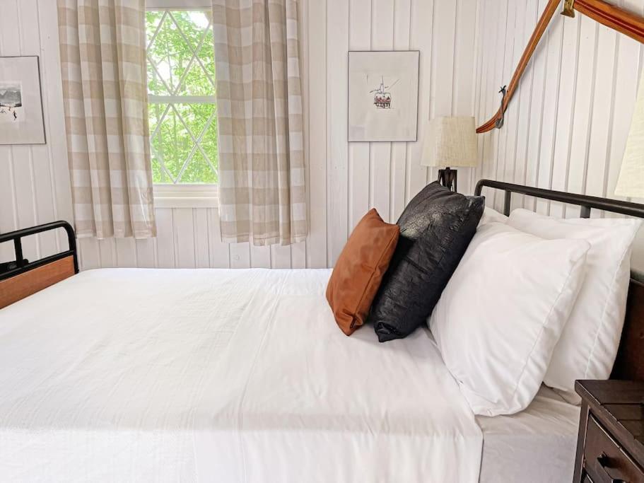 Stylish And Cozy Cabin, Walking Distance To Big Bass Lake Gouldsboro 외부 사진